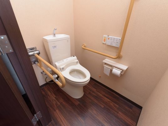 バリアフリー設計のトイレ