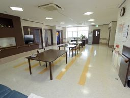 広々とした明るいラウンジ