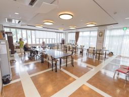 広々とした明るいダイニングスペース