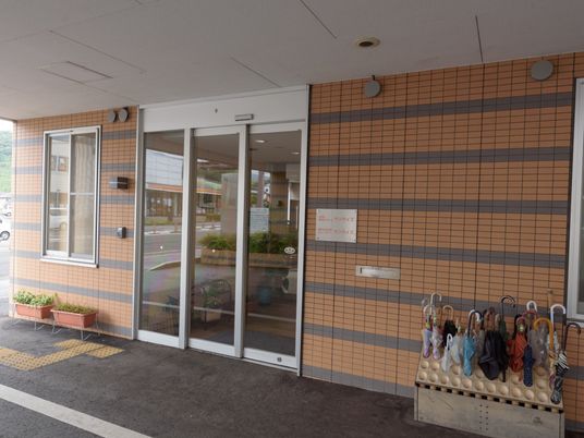 明るいエントランス外観