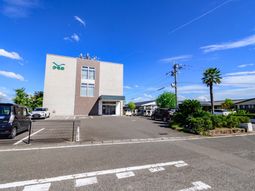広々とした駐車場の外観