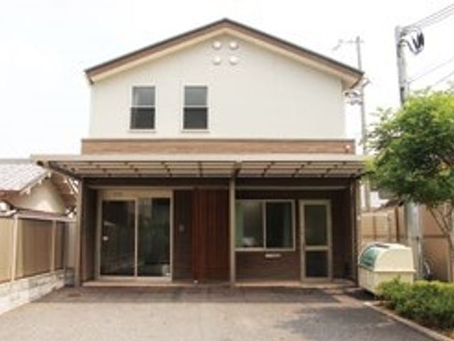 シンプルな建物の外観 外観 落ち着いた雰囲気の建物です。あたたかみのある色合いで、安心して働ける環境が整っています。