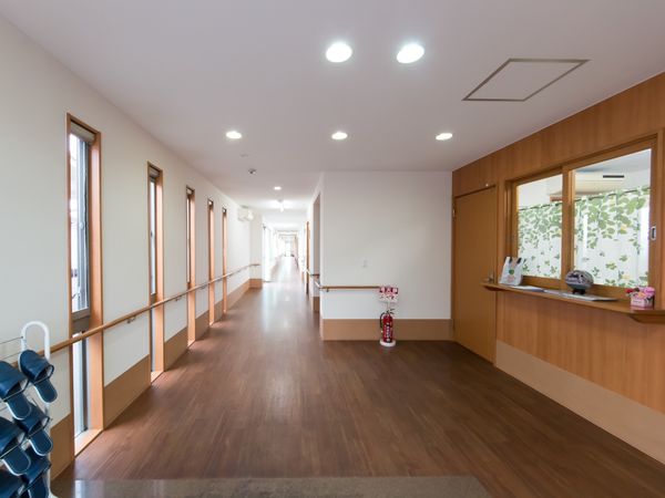 明るく広々とした廊下