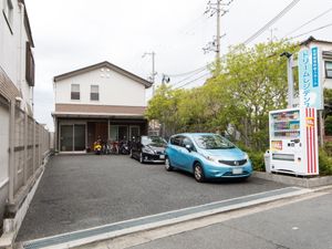 明るい外観の建物エントランス