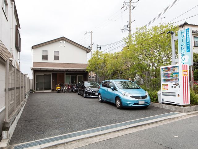明るい外観の建物エントランス 外観 広々とした駐車スペースがあり、安全にご来訪いただける環境です。スタッフも明るい印象の建物でお待ちしております。