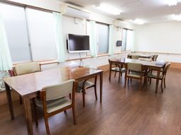 共有スペースのテーブルと椅子