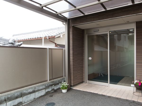 清潔感あるエントランス部分