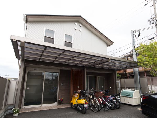 清潔感のある建物のエントランス