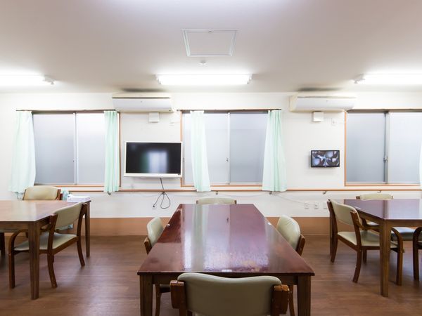 明るい食堂の様子
