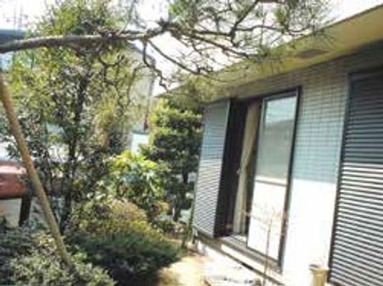 緑に囲まれた居室外観