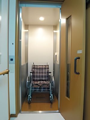 車椅子が置かれた廊下