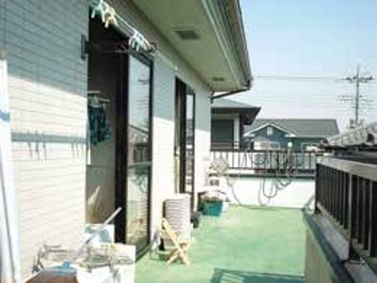 日差しが入る屋外テラス