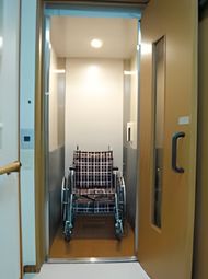 車椅子と廊下の様子