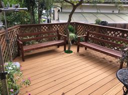 緑豊かな窓辺の景色