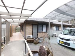 中庭の通路と建物