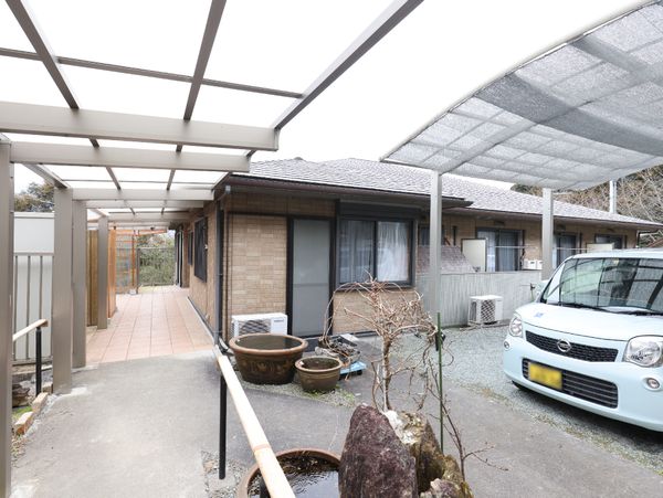 中庭の通路と建物
