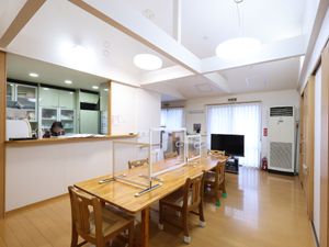 共用スペースの明るい部屋
