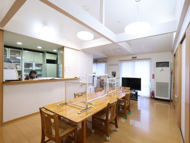 共用スペースの明るい部屋 共有スペース ゆったりとしたダイニングルームは、明りと通気性に優れ共有スペースとしての機能を備えています。スタッフが見守る中、食事や憩いの時間をお過ごしいただけます。
