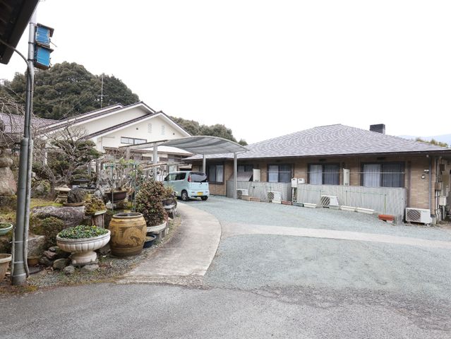 静かな環境の施設外観 外観 広々とした敷地に家庭的な一軒家が立っており、周囲の緑と調和した落ち着いた環境です。