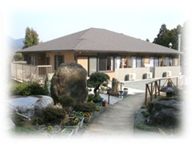 平屋の建物外観 外観   平屋の落ち着いた建物で、周囲には手入れされた植栽が見えます。通路も整っており、働く場の雰囲気が伝わります。