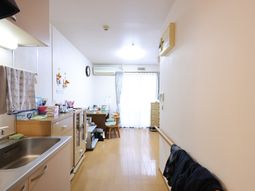 明るい居室の一角