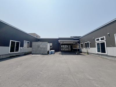 広い駐車場と入口の外観