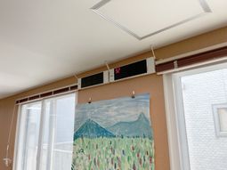 絵画が飾られた窓辺