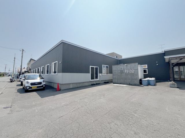 ゆったりした建物の外観 外観 広々とした造りが特徴の建物です。アクセスがしやすく、働きやすい環境が整っています。