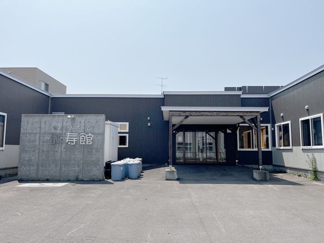 建物の外観 外観 落ち着いた色合いの建物は、清潔感と安心感を与えます。広い出入口で出入りがしやすいです。
