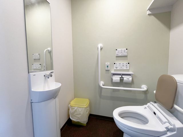 清潔なトイレ トイレ バリアフリー設計のトイレです。福祉用具が充実しており、安心してご利用いただけます。