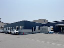 落ち着いた色調の建物外観