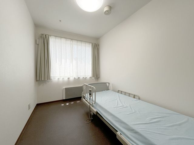 静かな一人部屋 居室 自然光が差し込む明るい個室です。シンプルな設計で、プライバシーを確保しやすい環境になっています。