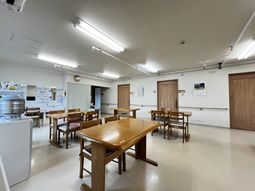 自然光が入る広々としたダイニングルーム