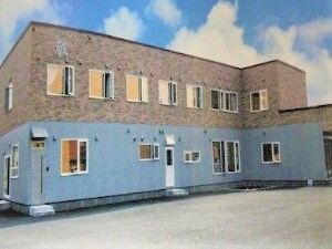 明るい外観の建物