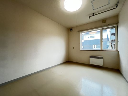 シンプルな空間の居室