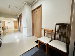 広い廊下と椅子