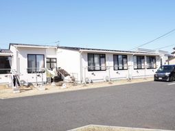 白い建物の外観