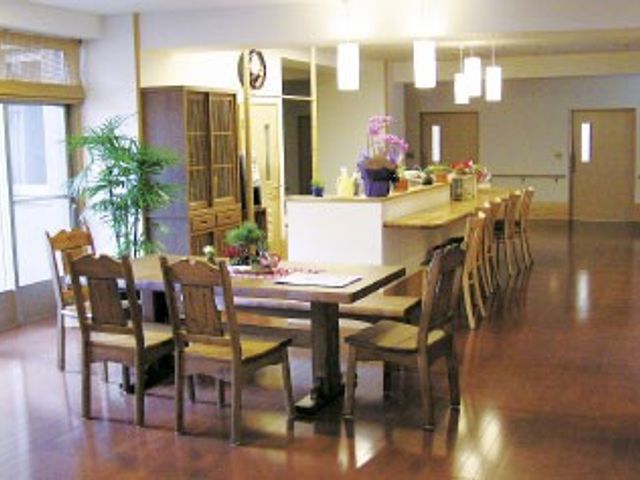 明るい食堂 食堂   大きな窓から光が入る、明るく広々とした食堂です。木目の家具が並び、落ち着いて過ごしやすい雰囲気です。