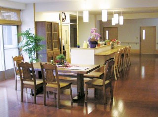 明るい食堂 食堂   大きな窓から光が入る、明るく広々とした食堂です。木目の家具が並び、落ち着いて過ごしやすい雰囲気です。