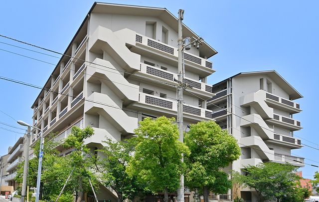 ゆったりとした外観 外観 ゆったりとした造りの建物です。周囲には自然も豊かで、穏やかな時間が流れている様子が伺えます。