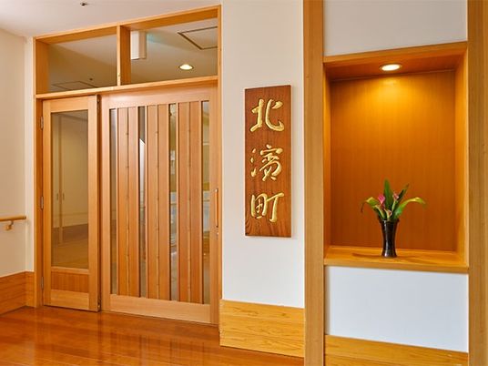 木製扉のエントランス  