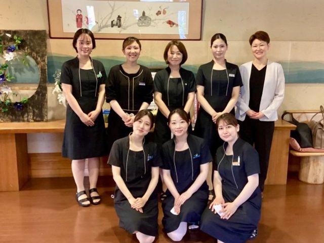 スタッフ集合のロビー ロビー   制服姿のスタッフが並び、和やかな雰囲気が伝わるロビーです。受付や来訪対応の様子をイメージしやすい空間です。