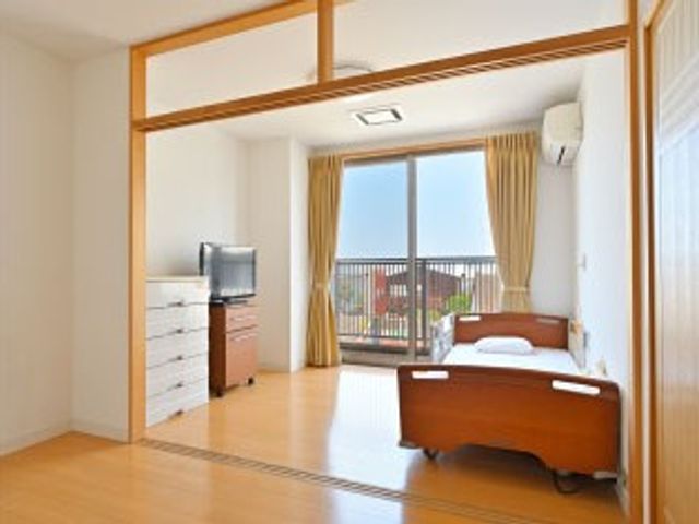 明るい居室のベッド 居室   窓から光が入る、すっきりとした居室です。家具の配置にゆとりがあり、落ち着いて過ごしやすそうです。
