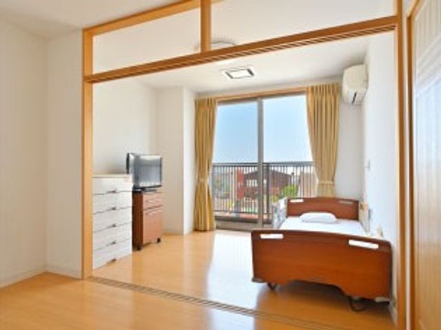 明るい居室のベッド 居室   窓から光が入る、すっきりとした居室です。家具の配置にゆとりがあり、落ち着いて過ごしやすそうです。