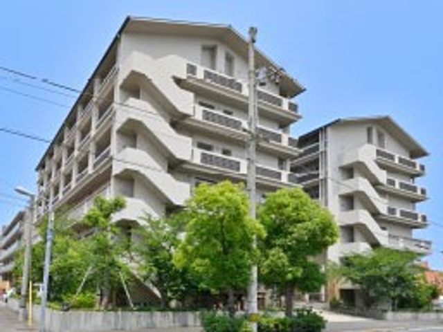 建物外観 外観   ベージュ系の外壁と複数のバルコニーが見える建物です。周囲の緑が印象的で、落ち着いた雰囲気です。