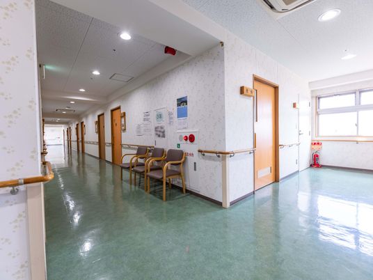 モスグリーンの床の廊下