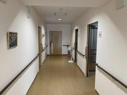 廊下の明るい清潔感