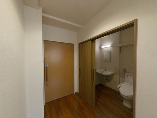 居室のトイレへの扉