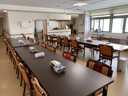 明るい食堂の様子