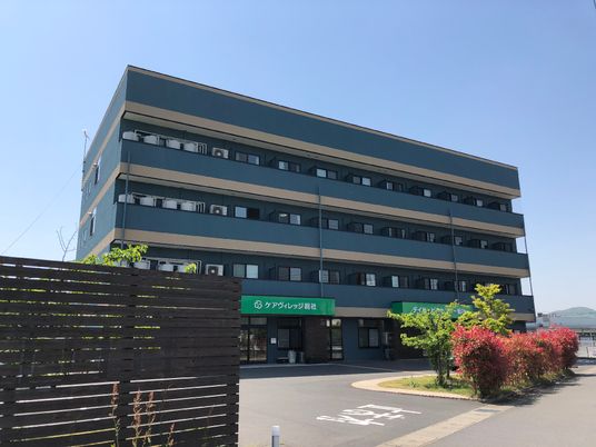 明るい日差しの居室外観